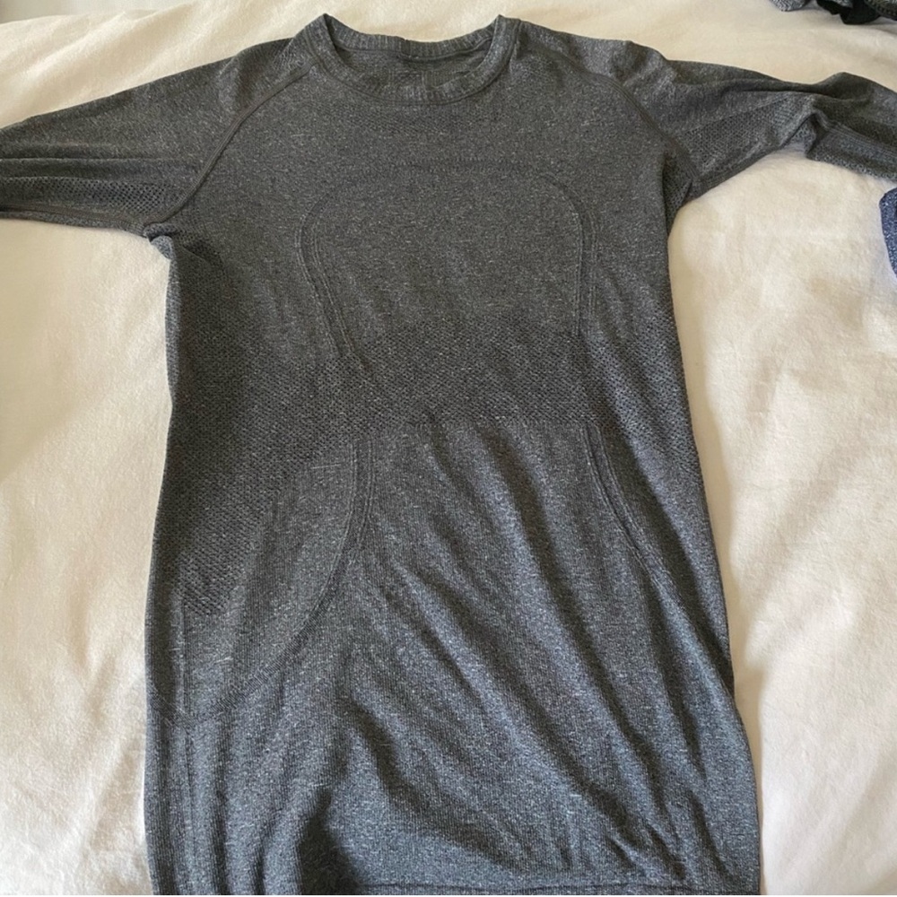 Lululemon size 4 dark gray swiftly tech long sleeve.